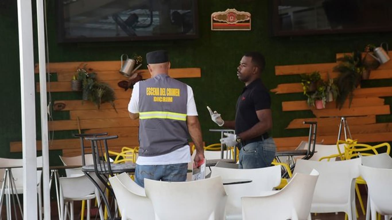Polizisten suchen Spuren in der Bar in Santo Domingo.