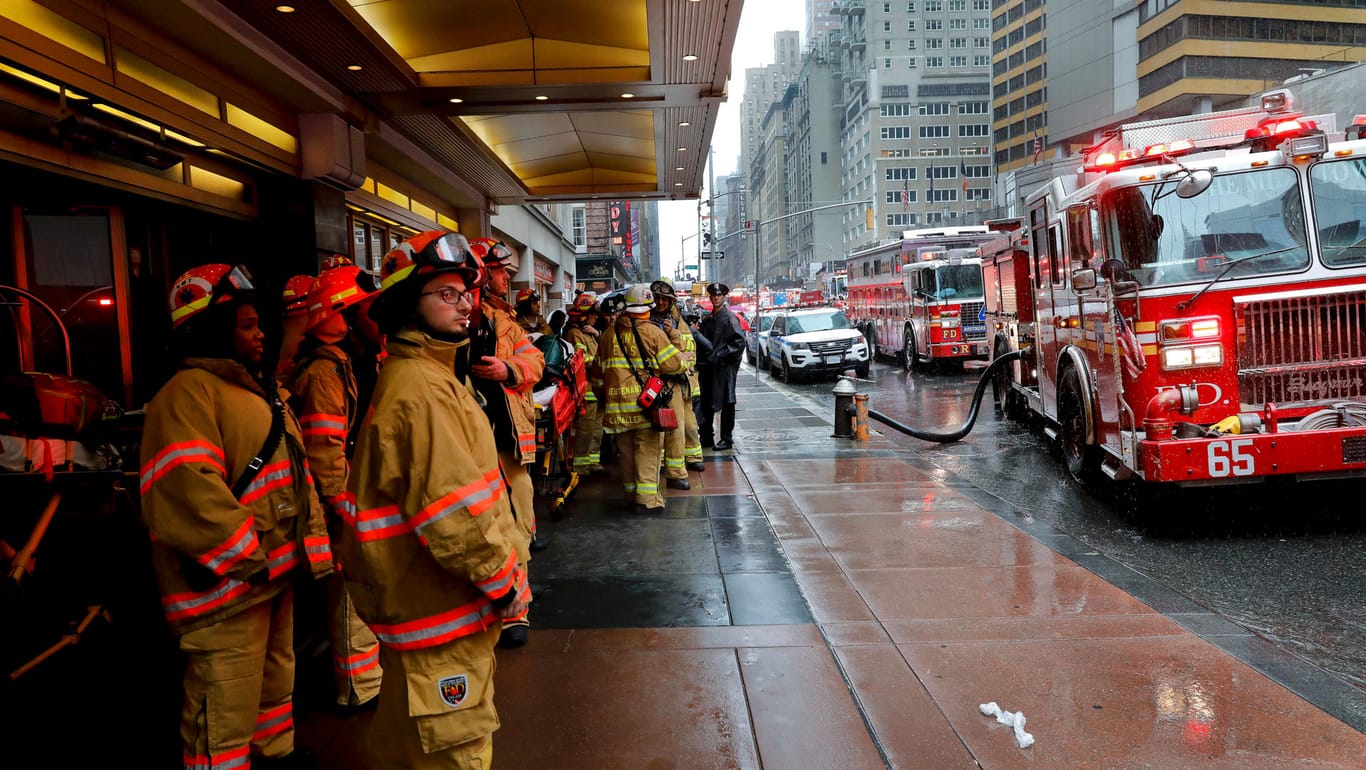 Die New Yorker Feuerwehr ist nach dem Absturz eines Helikopters im Einsatz.