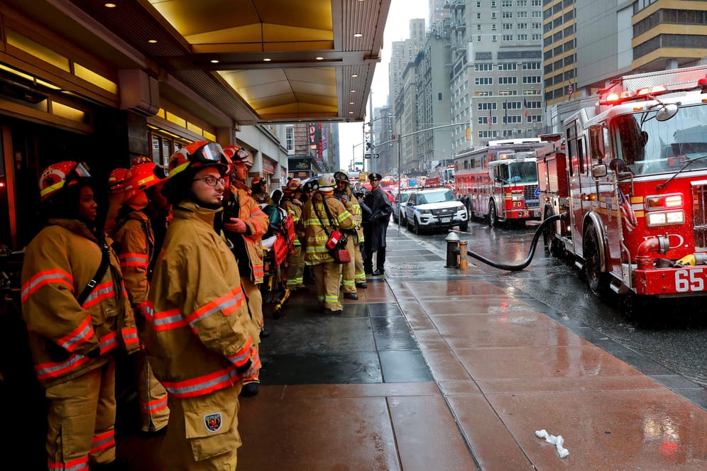 Die New Yorker Feuerwehr ist nach dem Absturz eines Helikopters im Einsatz.
