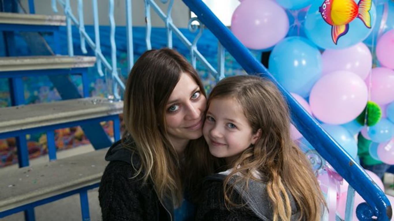 Karo (Claudia Eisinger) und Klein-Karo (Emelie Harbrecht) beim Kinderfest.