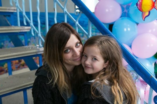 Karo (Claudia Eisinger) und Klein-Karo (Emelie Harbrecht) beim Kinderfest.