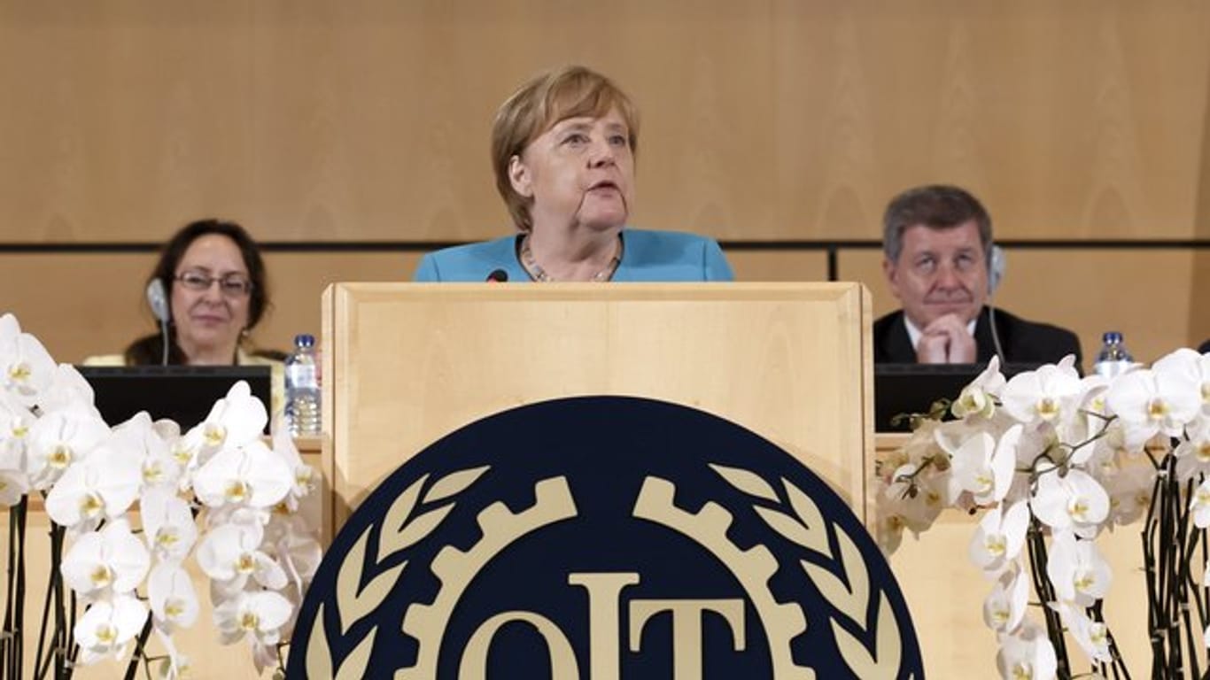 Angela Merkel spricht bei der Jubiläumskonferenz der Internationalen Arbeitsorganisation ILO im europäischen Hauptsitz der Vereinten Nationen in Genf.