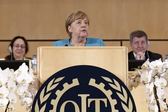 Angela Merkel spricht bei der Jubiläumskonferenz der Internationalen Arbeitsorganisation ILO im europäischen Hauptsitz der Vereinten Nationen in Genf.