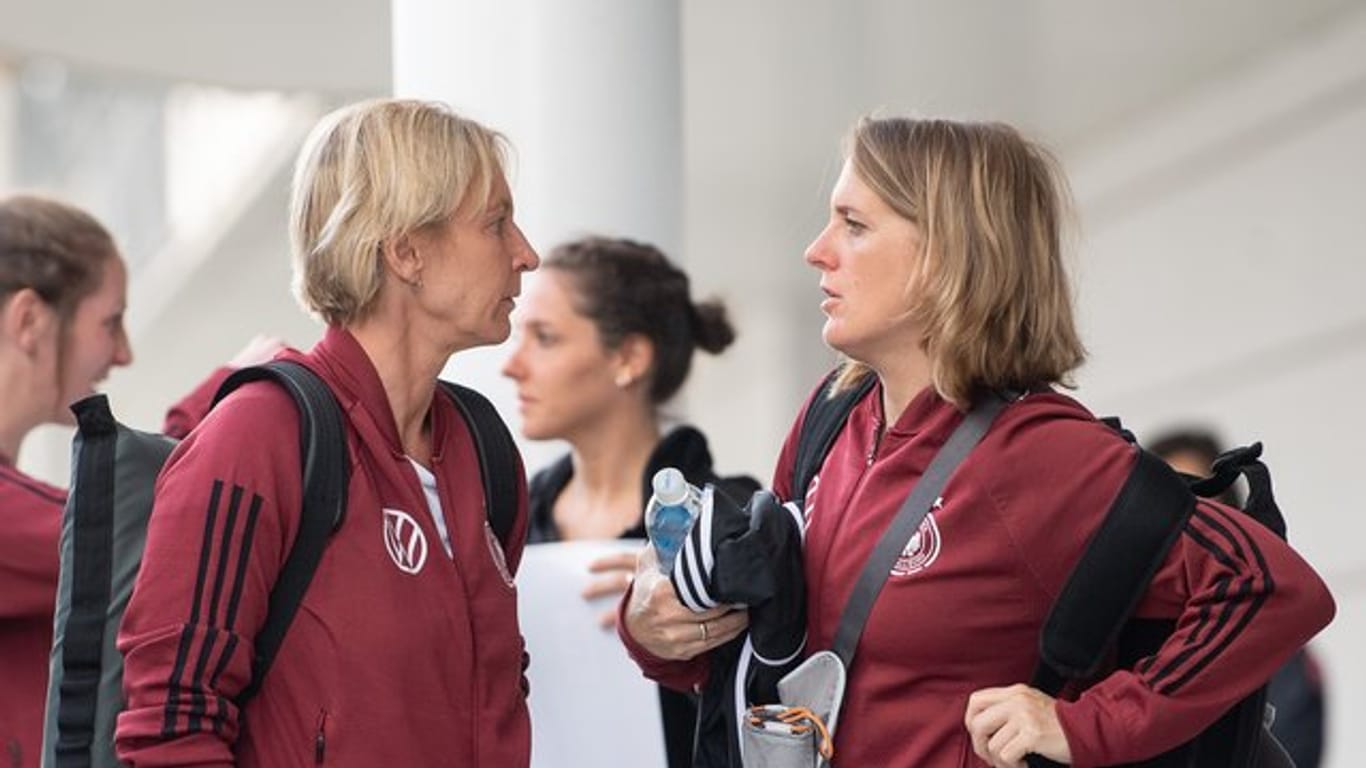 Martina Voss-Tecklenburg (l) und Britta Carlson bitten vor dem Spiel gegen Spanien um 16 Uhr zum Abschlusstraining.