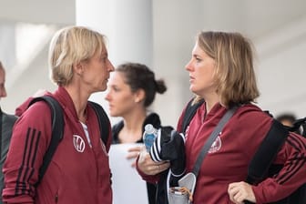 Martina Voss-Tecklenburg (l) und Britta Carlson bitten vor dem Spiel gegen Spanien um 16 Uhr zum Abschlusstraining.