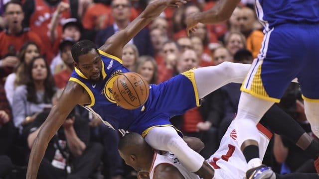 Die Golden State Warriors müssen gleich wieder auf Kevin Durant (l) verzichten. Die Golden State Warriors müssen gleich wieder auf Kevin Durant (l) verzichten.