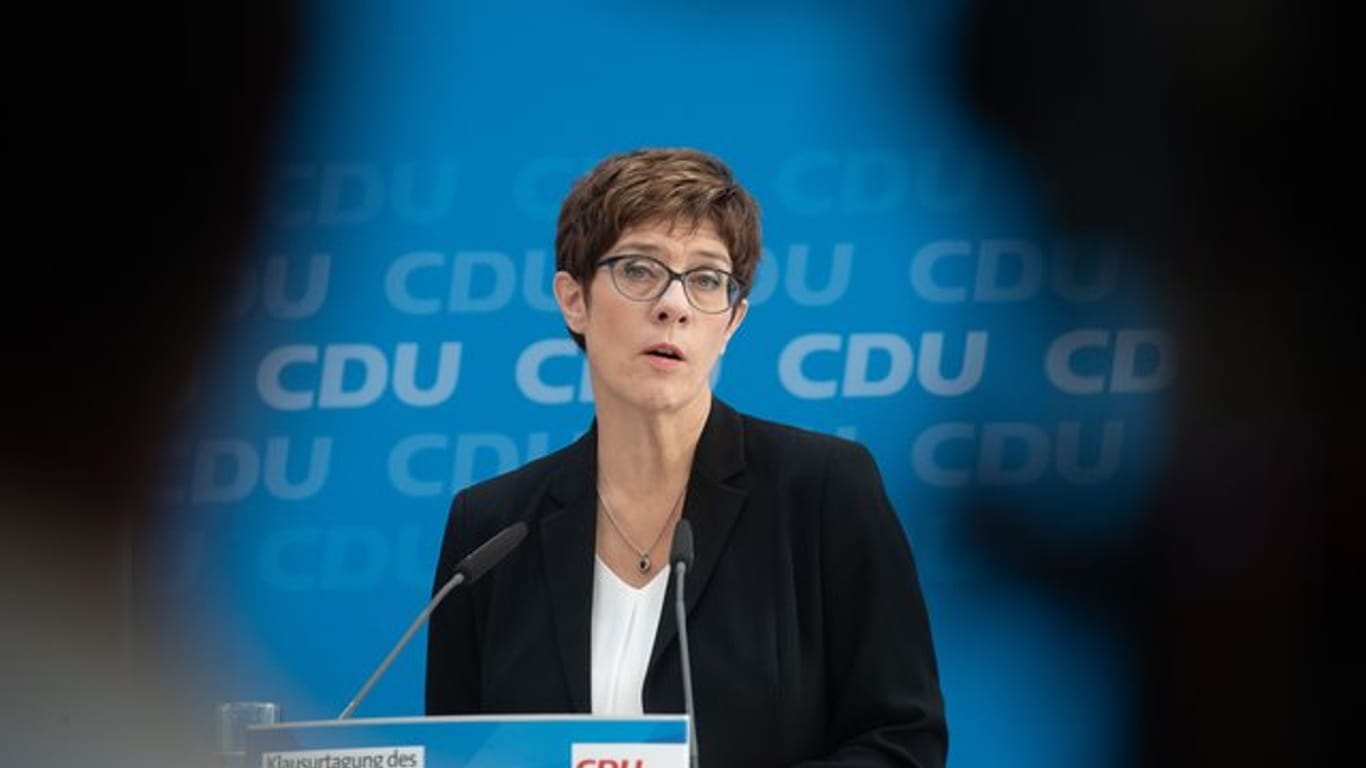 Unionsfraktionschef Ralph Brinkhaus springt der viel kritisierten CDU-Chefin Annegret Kramp-Karrenbauer zur Seite: "Sie wird auch unsere nächste Kanzlerkandidatin sein.