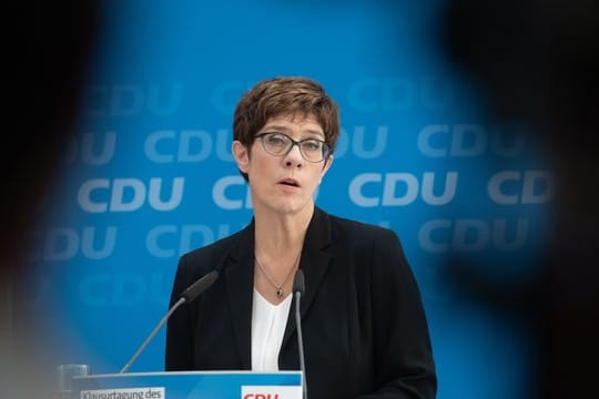 Unionsfraktionschef Ralph Brinkhaus springt der viel kritisierten CDU-Chefin Annegret Kramp-Karrenbauer zur Seite: "Sie wird auch unsere nächste Kanzlerkandidatin sein.