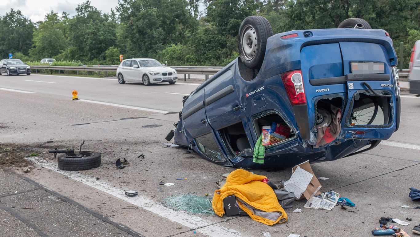 Unfall auf der A6 bei Hockenheim in Baden-Württemberg: Der Fahrer hatte sich vorher mit 20 Streifenwagen der Polizei eine wilde Verfolgungsjagd geliefert.
