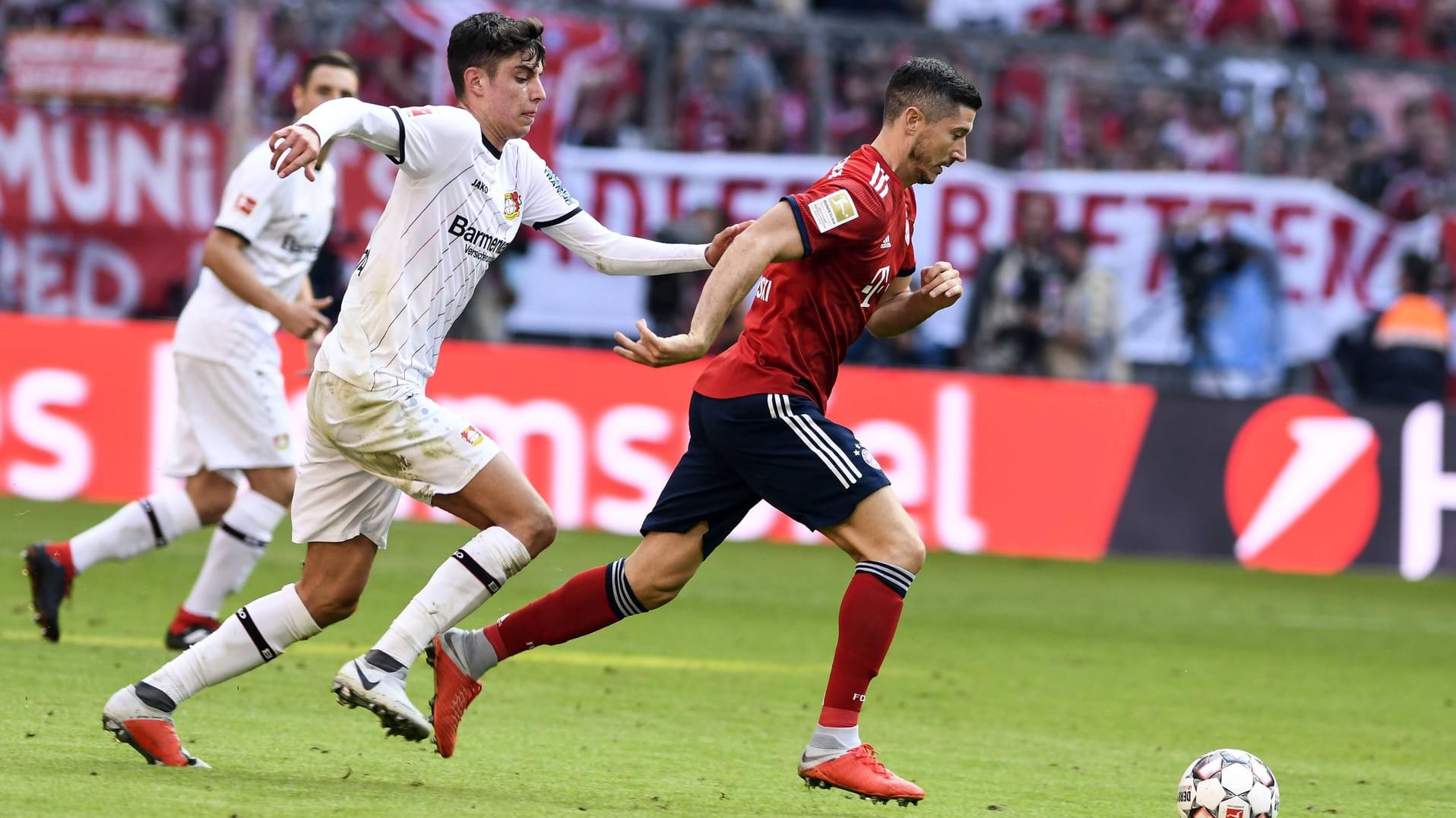 Im Duell: Kai Havertz (l.) und Robert Lewandowski.