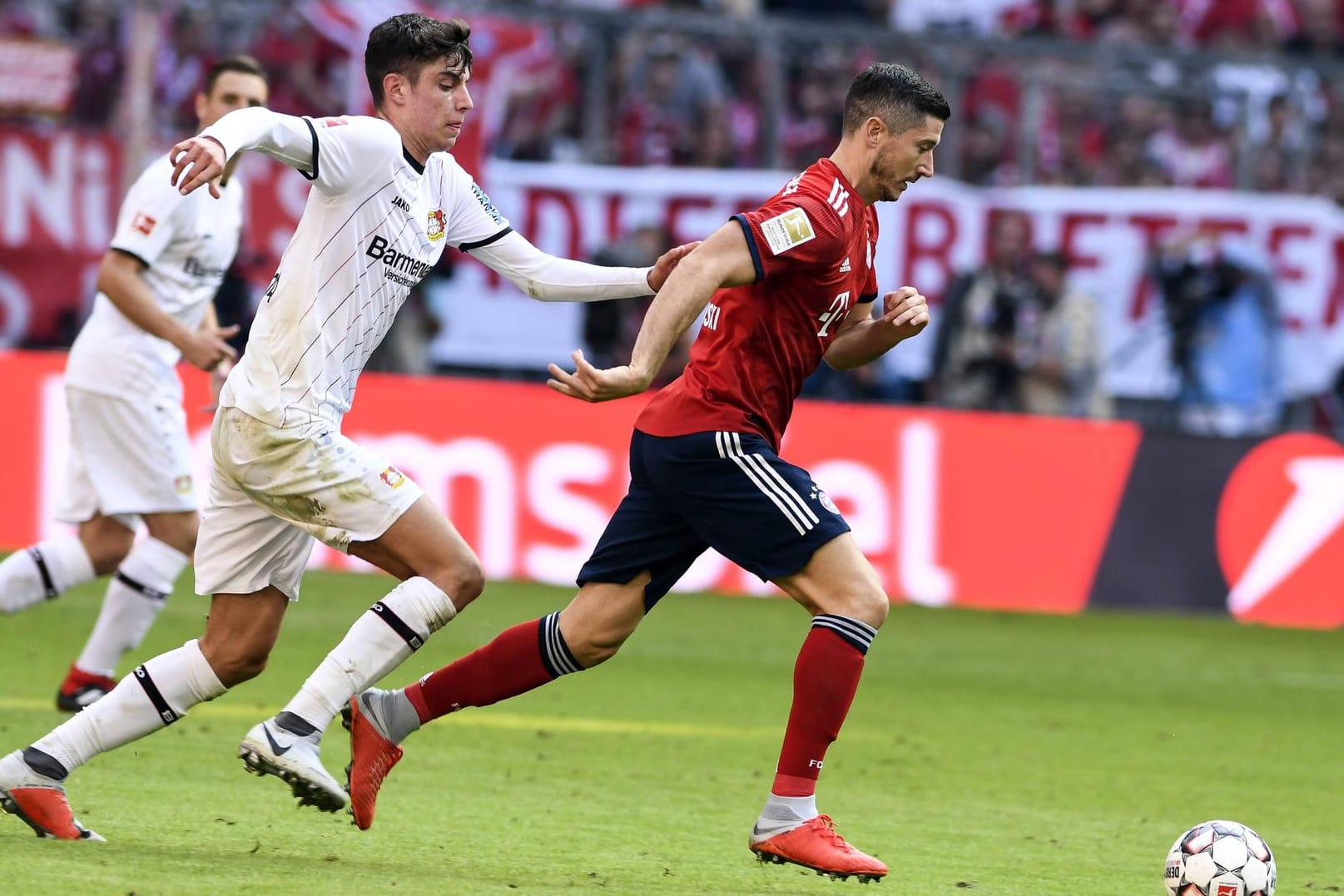 Im Duell: Kai Havertz (l.) und Robert Lewandowski.