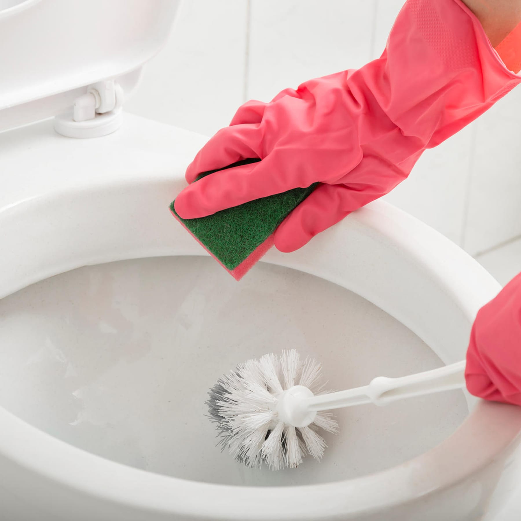 Сколько раз чистят в ванной раковины унитазы. Мытье унитаза. Чистка унитаза. Дезинфекция ванны. Ершик для прочистки унитаза от засора.