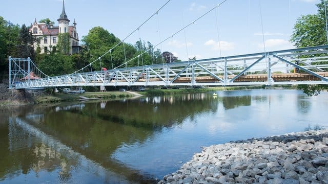 Hängebrücke über der Mulde in Grimma: Ein 24-Jähriger ist nach einem Sprung von dieser Brücke gestorben. Hängebrücke über der Mulde in Grimma: Ein 24-Jähriger ist nach einem Sprung von dieser Brücke gestorben.