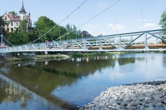 Hängebrücke über der Mulde in Grimma: Ein 24-Jähriger ist nach einem Sprung von dieser Brücke gestorben.