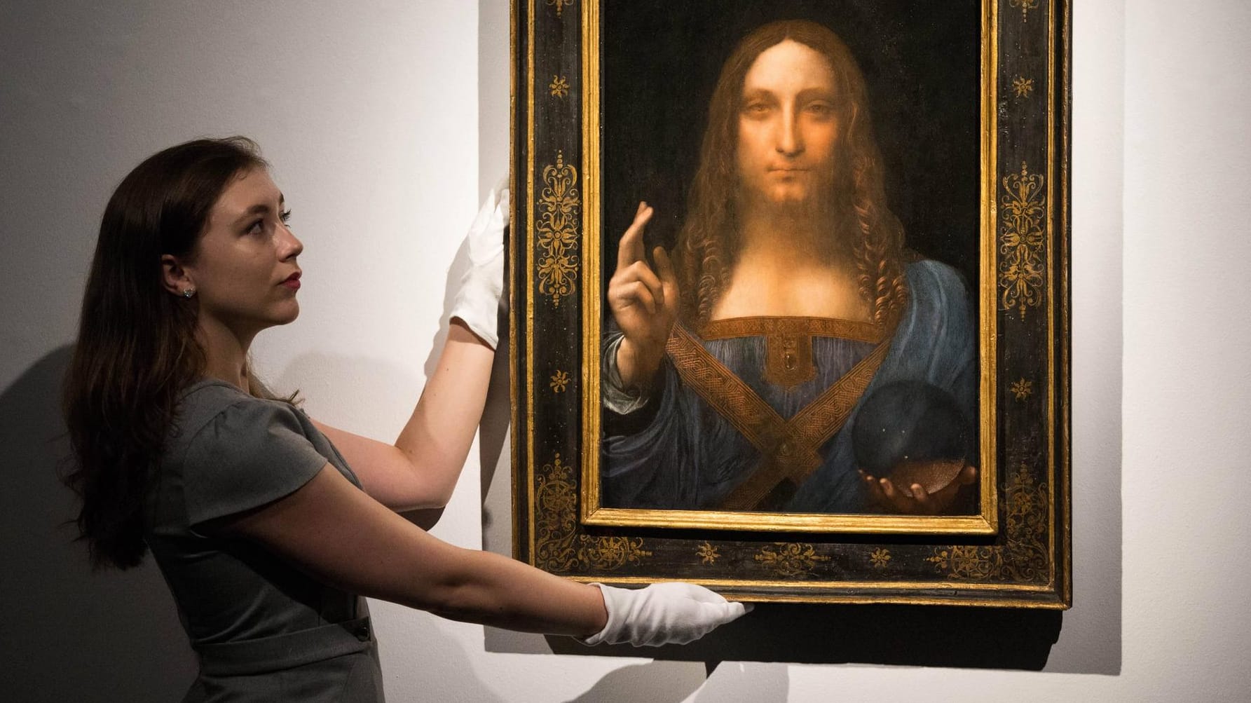 Eine Christie's-Mitarbeiterin mit "Salvator Mundi": Seit der Rekord-Versteigerung im Herbst 2017 ist das Bild nicht mehr gesehen worden. Eine Christie's-Mitarbeiterin mit "Salvator Mundi": Seit der Rekord-Versteigerung im Herbst 2017 ist das Bild nicht mehr gesehen worden.