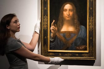 Eine Christie's-Mitarbeiterin mit "Salvator Mundi": Seit der Rekord-Versteigerung im Herbst 2017 ist das Bild nicht mehr gesehen worden.