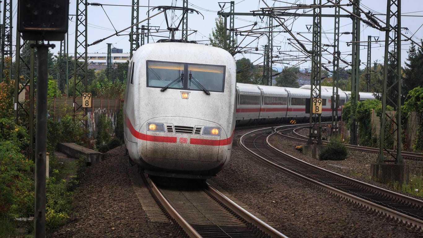 ICE fährt in den Bahnhof Göttingen ein: Die Züge fahren während der Sanierung über die herkömmliche Strecke.
