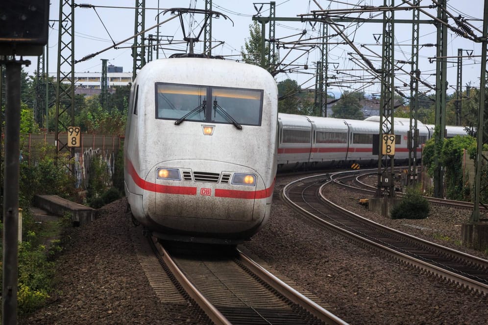 ICE fährt in den Bahnhof Göttingen ein: Die Züge fahren während der Sanierung über die herkömmliche Strecke.