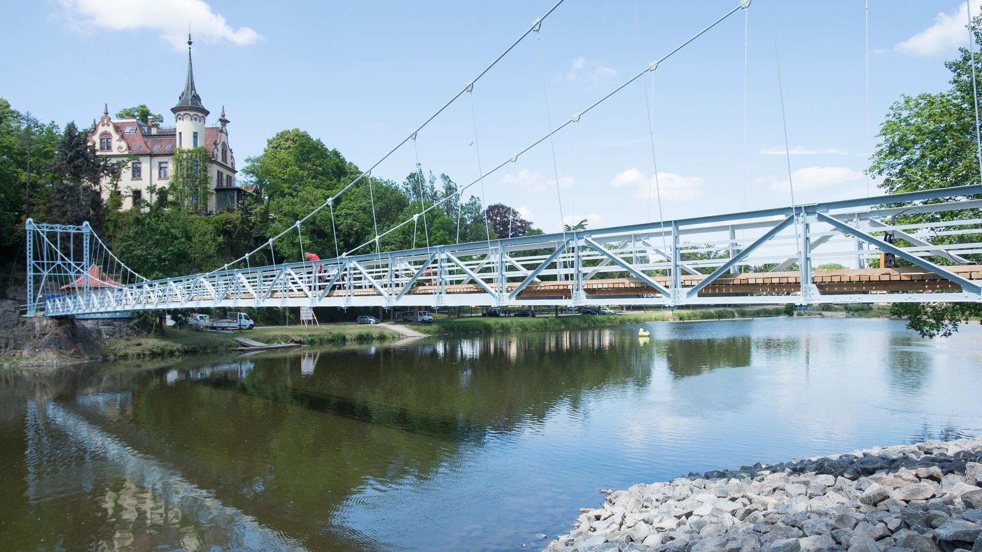 Blick auf die Hängebrücke über der Mulde: Ein Hubschrauber und die Wasserschutzpolizei suchten nach dem verunglückten 24-Jährigen. (Archivbild)