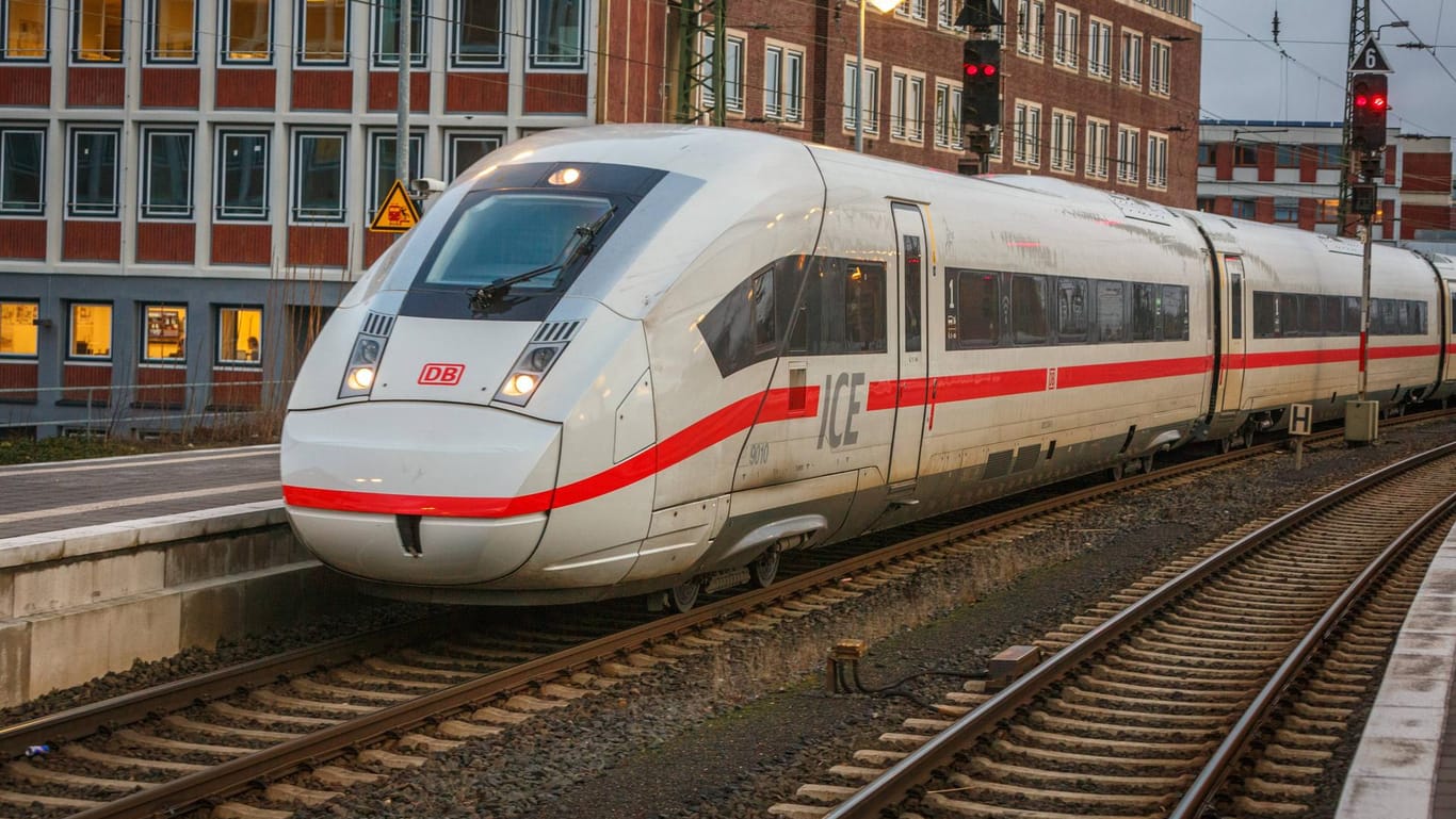 ICE4 der Deutschen Bahn fährt in Bahnhof ein (Symbolbild): In NRW kommt es in den Sommerferien zu Streckensperrungen.