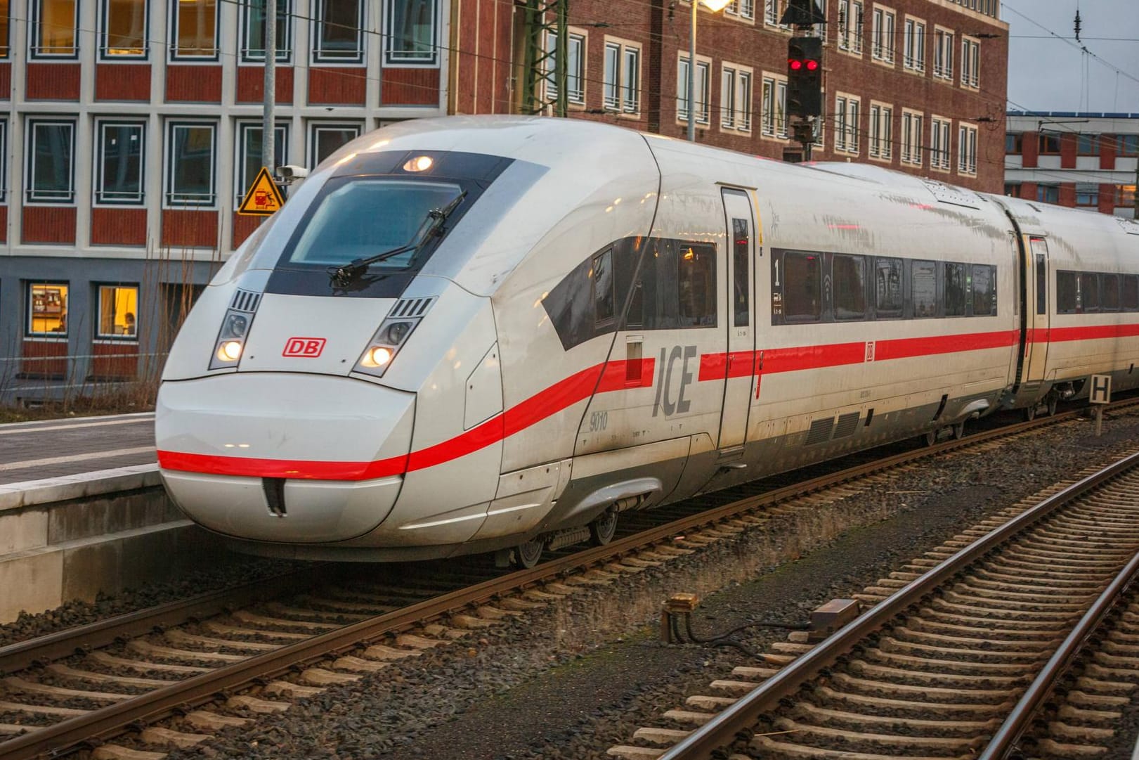 ICE4 der Deutschen Bahn fährt in Bahnhof ein (Symbolbild): In NRW kommt es in den Sommerferien zu Streckensperrungen.