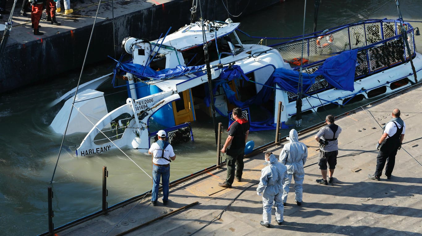 Ein Hubkapazitätskran hebt das gesunkene Schiffswrack auf: Das Boot sank binnen Sekunden auf den Grund des Flusses.