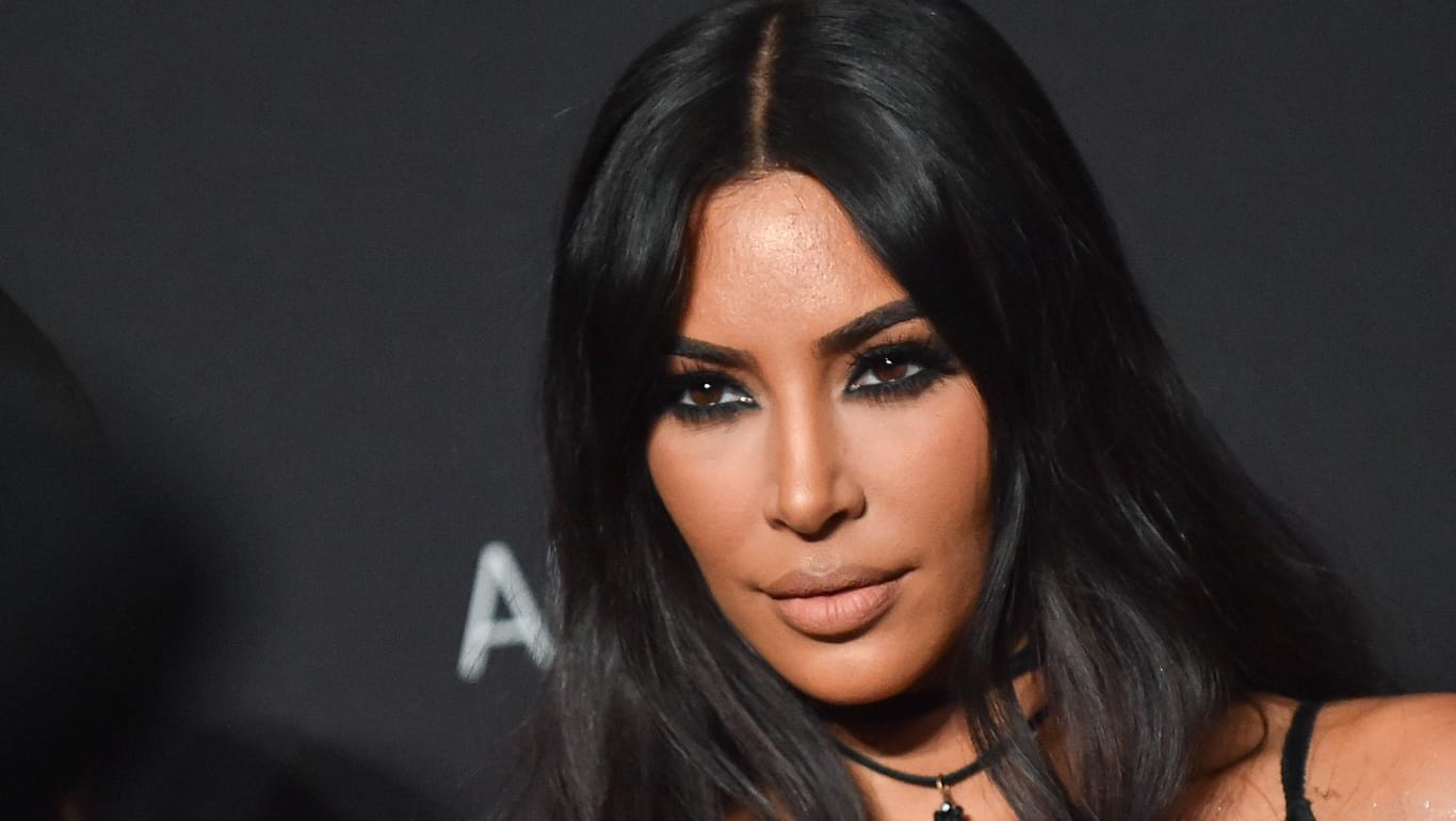 Kim Kardashian: Vor vier Wochen erblickte das vierte Kind des Reality-Stars das Licht der Welt. Jetzt hat Mama Kim endlich den jünsten Spross des Kardashian-Clans gezeigt.
