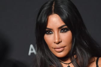 Kim Kardashian: Vor vier Wochen erblickte das vierte Kind des Reality-Stars das Licht der Welt. Jetzt hat Mama Kim endlich den jünsten Spross des Kardashian-Clans gezeigt.