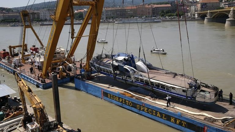 Ein Kran hebt das Schiffswrack des gesunkenen Ausflugsschiffs "Hableany" aus der Donau bei Budapest.