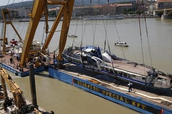 Ein Kran hebt das Schiffswrack des gesunkenen Ausflugsschiffs "Hableany" aus der Donau bei Budapest.