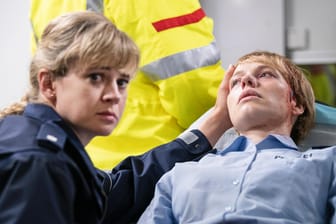 "Tatort: Kaputt": Die Polizistin Melanie Sommer (Anna Brüggemann, r:) wurde niedergeschlagen, ihre Kollegin Janine Meier (Caroline Hanke, l:) kümmert sich um sie.