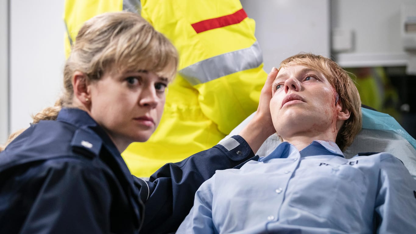"Tatort: Kaputt": Die Polizistin Melanie Sommer (Anna Brüggemann, r:) wurde niedergeschlagen, ihre Kollegin Janine Meier (Caroline Hanke, l:) kümmert sich um sie.