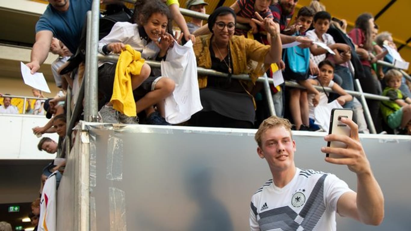 Julian Brandt macht beim Training des DFB-Teams ein Selfie mit den Fans.