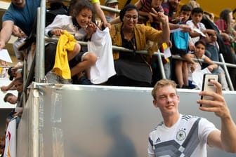 Julian Brandt macht beim Training des DFB-Teams ein Selfie mit den Fans.