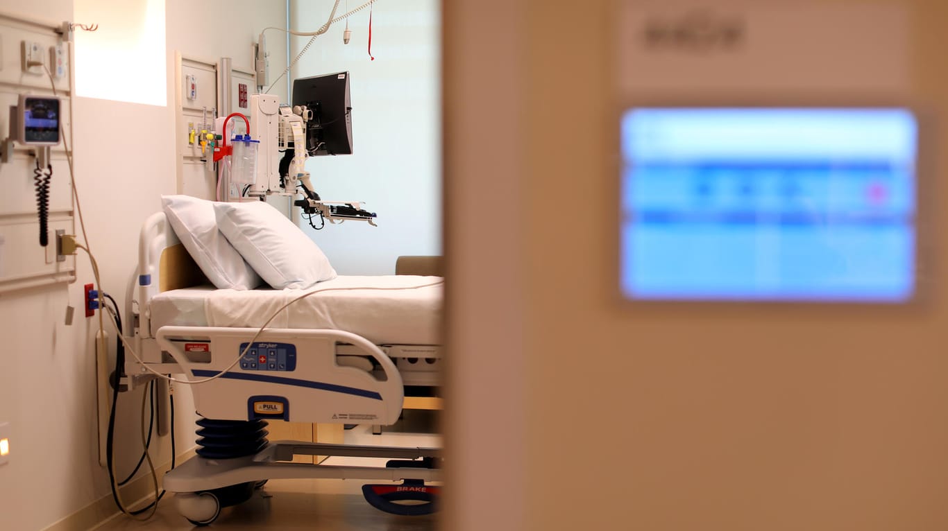 Ein Bett in einem kalifornischen Krankenhaus: Rund 138.000 Menschen sollen im ersten Jahr von dem neuen Gesetz profitieren. (Symbolbild)
