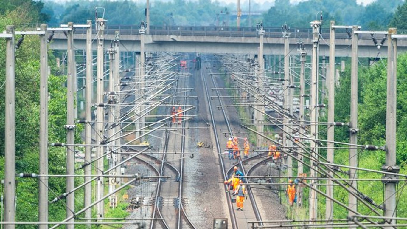 Arbeiter bereiten Sanierungsarbeiten auf den Bahngleisen einer Schnellstrecke im niedersächsischen Nordstemmen vor.