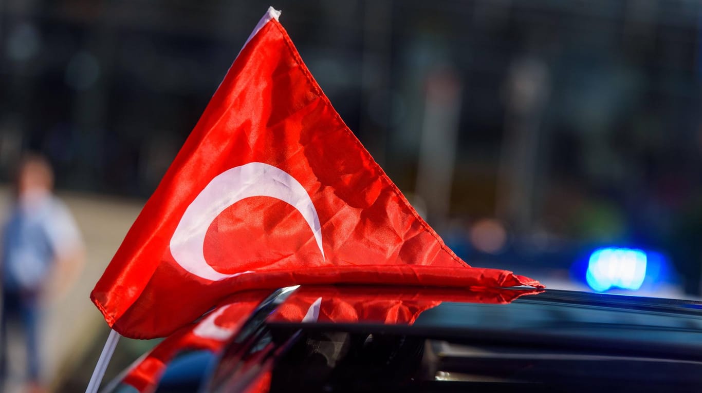 Türkische Fahne auf einem Auto: Manche Hochzeitsgesellschaften in Deutschland verlegen ihre Feier auf die Straße.