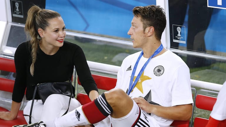 Mandy Capristo und Mesut Özil: Bei der WM 2014 in Brasilien waren die beiden noch ein Paar. Ihre Liebe scheiterte endgültig nach einem Comeback im Jahr 2015.