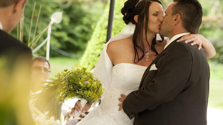Ein Paar beim Hochzeitskuss: Liebe ist für die meisten Befragten der wichtigste Grund zum Heiraten.
