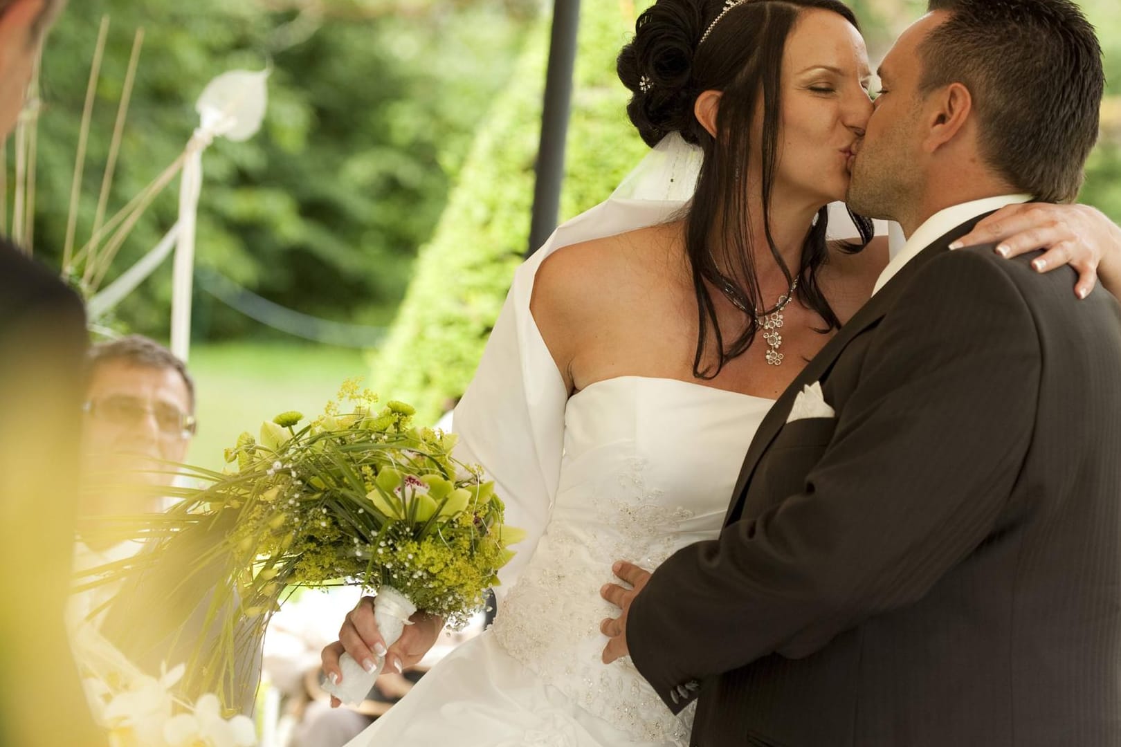 Ein Paar beim Hochzeitskuss: Liebe ist für die meisten Befragten der wichtigste Grund zum Heiraten.