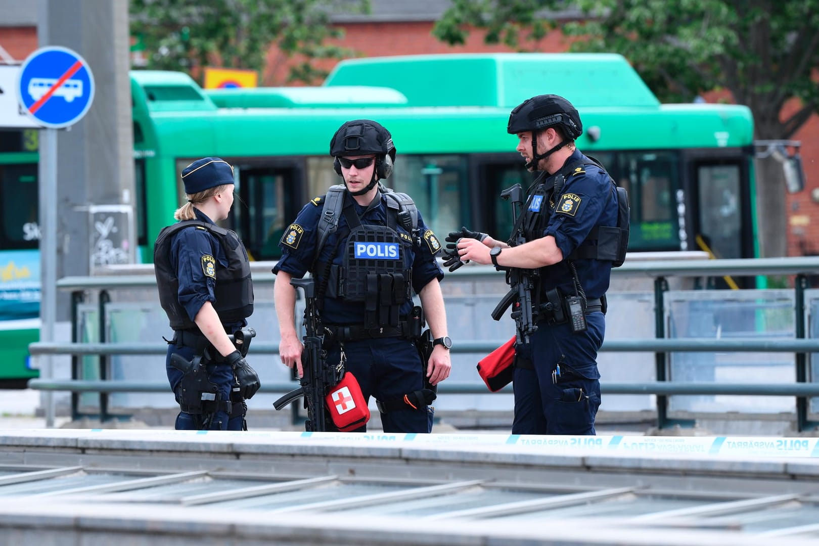 Polizisten am Bahnhof von Malmö: Dort hatte ein Mann mit einer Bombe gedroht.