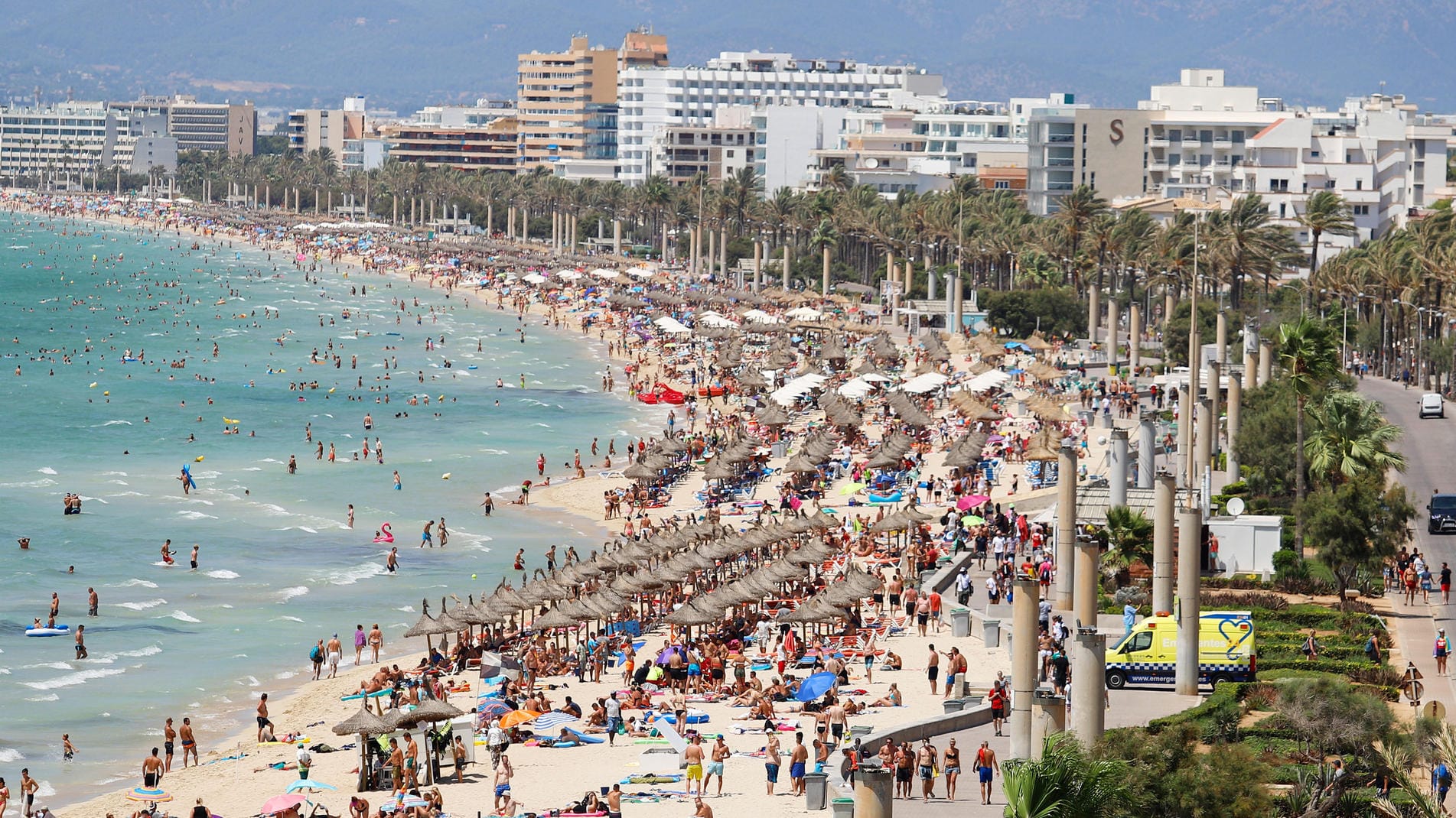 Ein Strand auf Mallorca: Der verletzte Türsteher befindet sich auch noch mehrere Tage nach der Attacke im Krankenhaus. (Symbolbild)