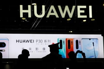 Huawei präsentiert auf einer Messe neue Smartphones: Der Hersteller leidet unter den US-Sanktionen.