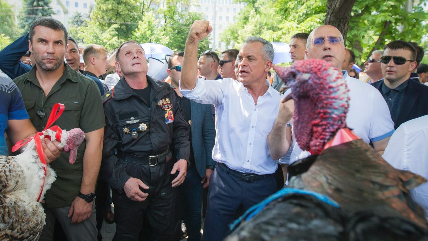 Vladimir Plahotniuc (2.v.r) und Pawel Filip (r) mit Demonstranten vor dem Präsidentenpalast: Übergangspräsident Filip hat bereits Neuwahlen angesetzt.