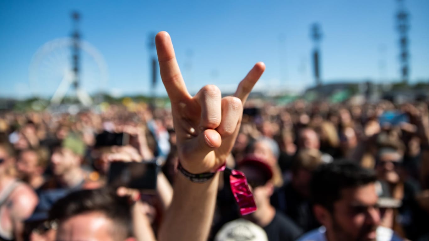 Festivalbesucher reckt seine Hand zum "Metalgruß": Gegen die beteiligten Sicherheitsmänner wird weiter ermittelt. (Symbolbild)