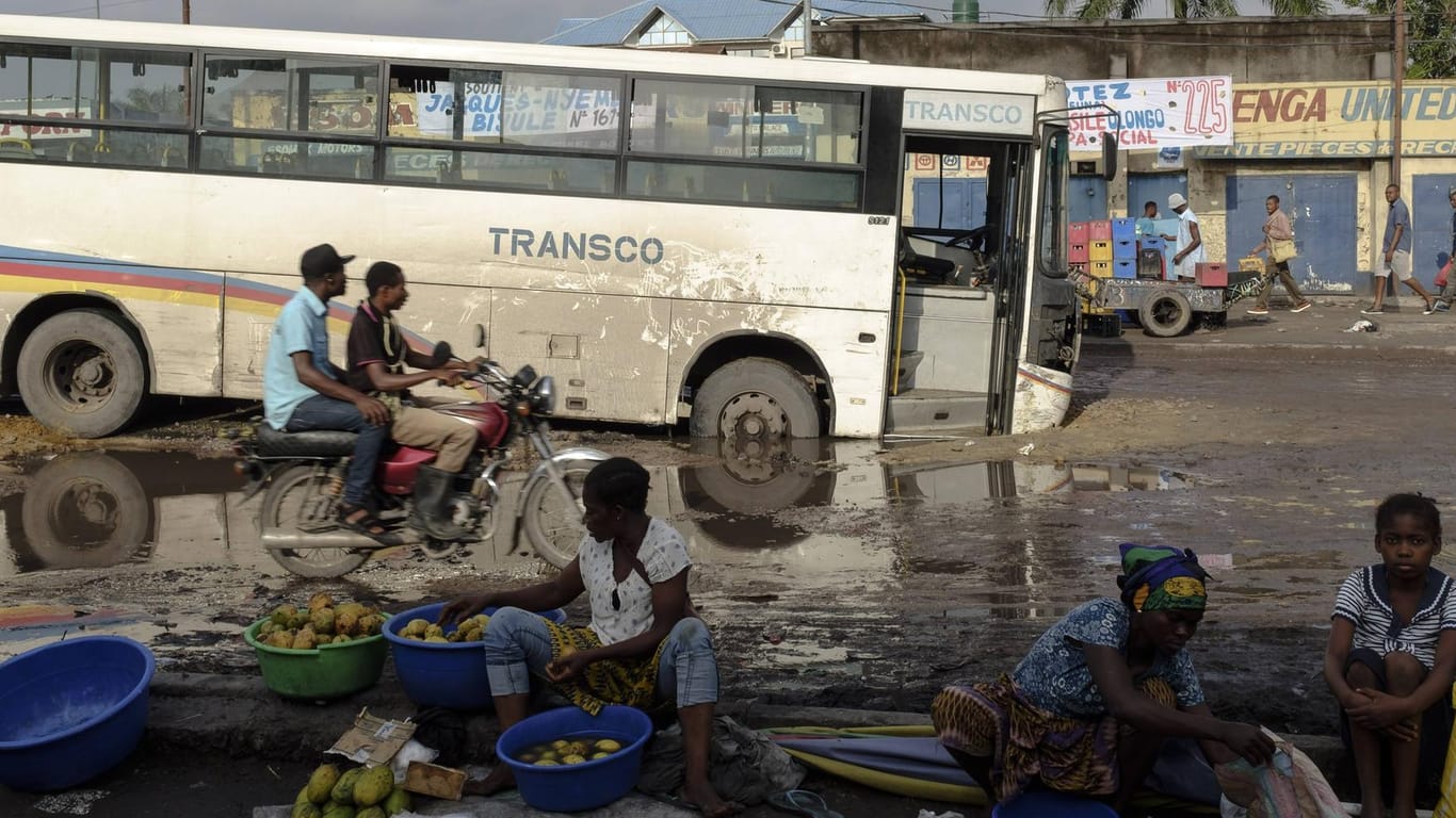Straßenszene in Kinshasa: Die marode Infrastruktur und Gewalt befeuern Epidemien wie Masern oder Ebola im Kongo. (Archivfoto)
