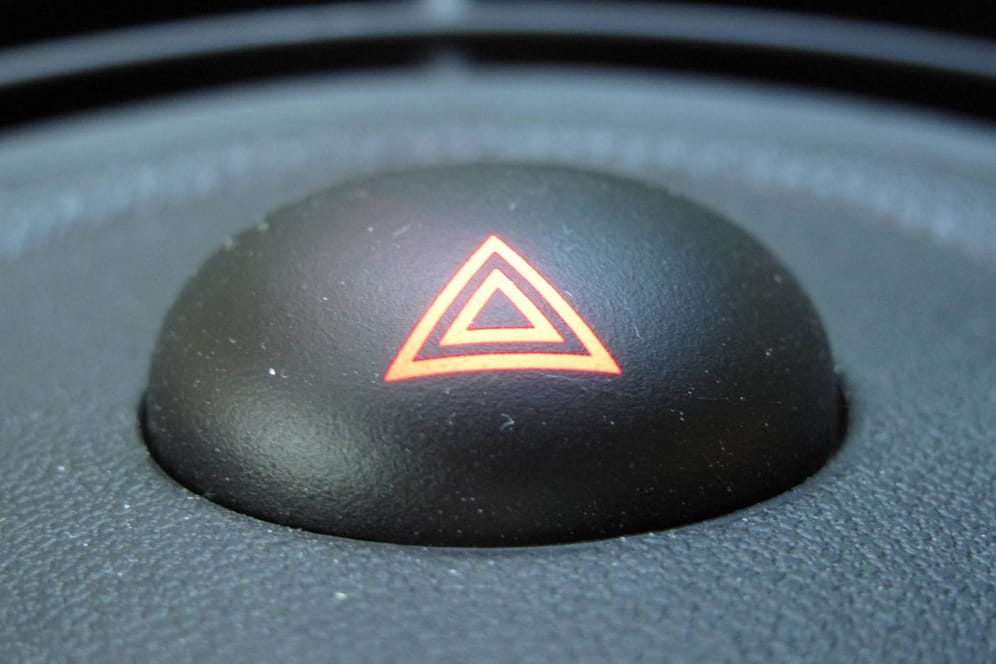 Schalter für die Warnblinkanlage: Er sieht in beinahe jedem Auto gleich aus und ist in der MItte zwischen Fahrer und Beifahrer angebracht.