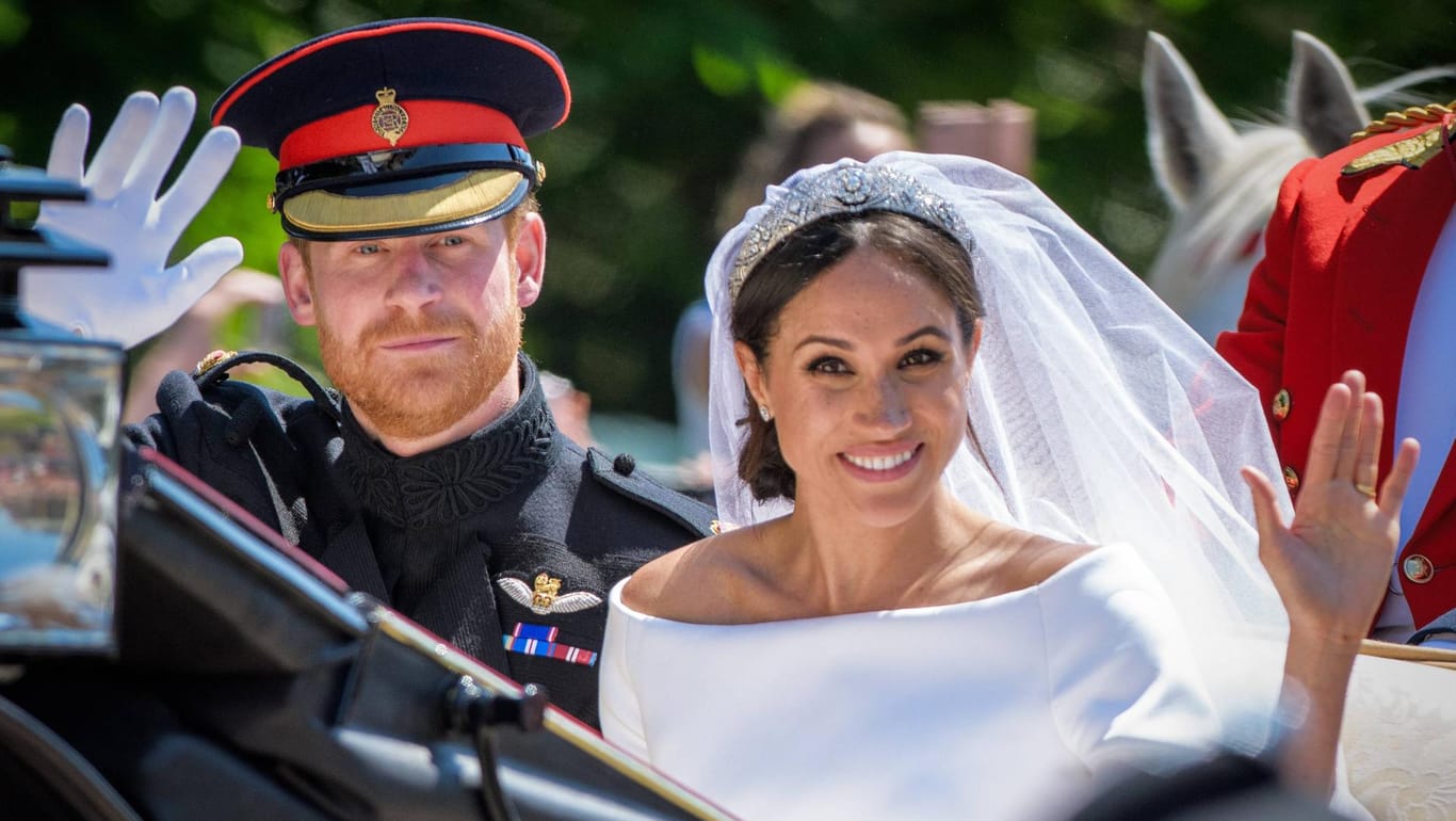 Prinz William und Herzogin Meghan an ihrem großen Tag: Am 19. Mai letzten Jahres haben sich die beiden auf Schloss Windsor das Jawort gegeben. Nun sind private Fotos von ihrem Hochzeitstag geleakt worden.