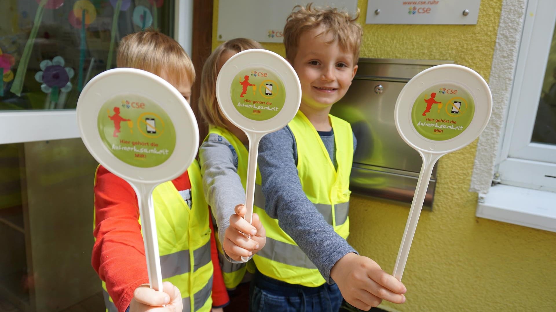 Kinder in Kita mit Warnschildern in der Hand: Hier gehört die Aufmerksamkeit MIR! Kinder in Kita mit Warnschildern in der Hand: Hier gehört die Aufmerksamkeit MIR!