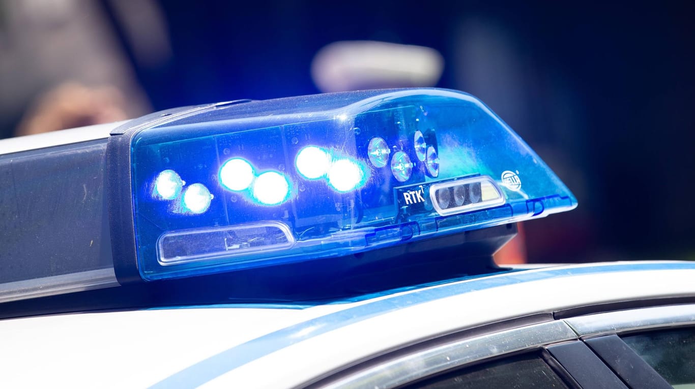 Polizeiwagen mit Blaulicht (Symbolbild): Drei Spielhallenbetreiber müssen sich vor Gericht verantworten.